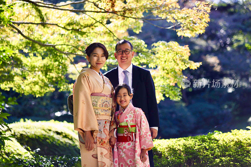 日本父母带着他们的女儿在Shichi go san庆祝活动的照片